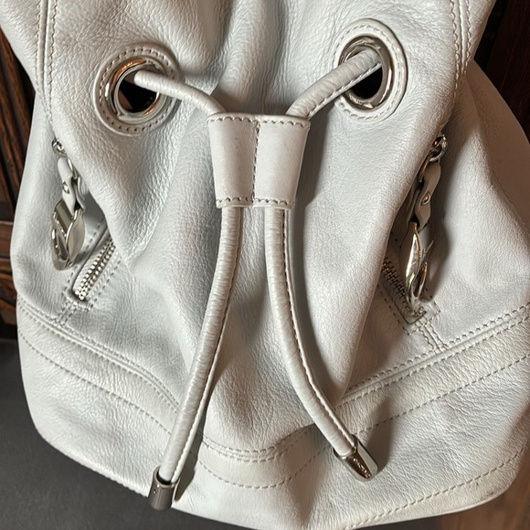 Elegant light grey Leather Bucket Bag - Picture 3 of 7
